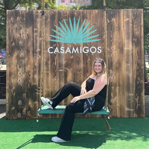 Meet your Posher, Amber - Picture 2 of 3